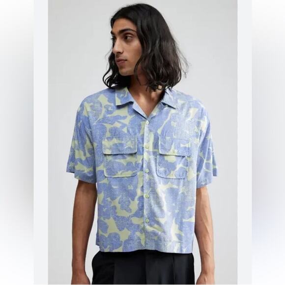URBAN OUTFITTERS UO JAMIE RAYON SHORT SLEEVE CROPPED BUTTON DOWN SMALL - Picture 2 of 9